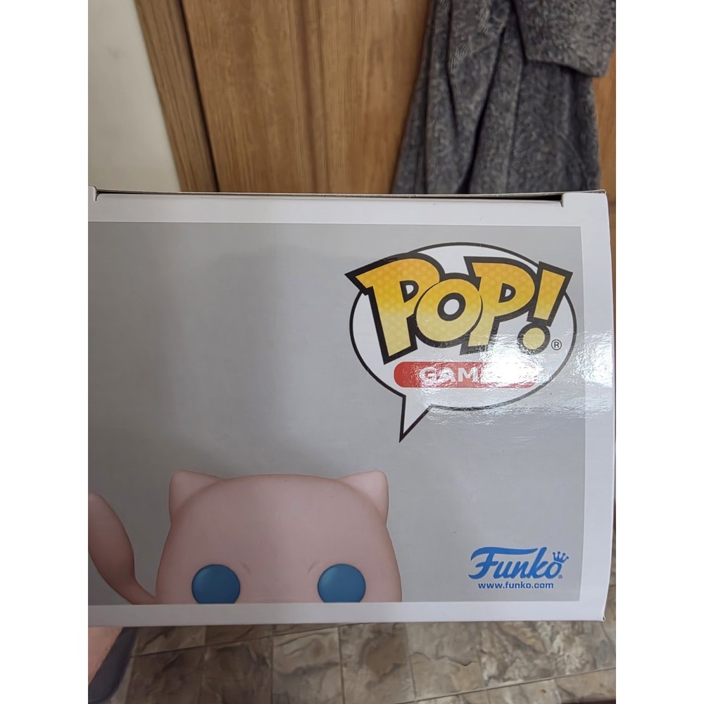Funko Pop! Vinyl: Pokémon - Mew (Pearlescent) - Pokemon Center (Exclusive) #643 - Picture 3 of 6